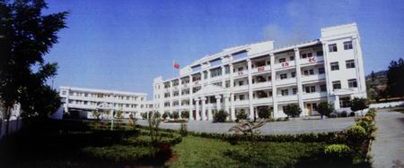 河南卢氏县委土坯房中办公50年 用钱改善民生
