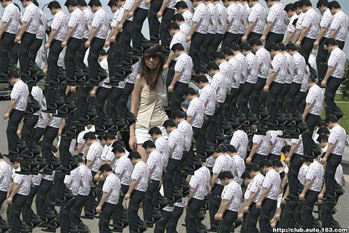 请求PS高手，帮我把背后的猥琐男去掉