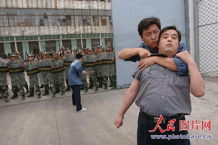 囚犯竟敢如此越狱