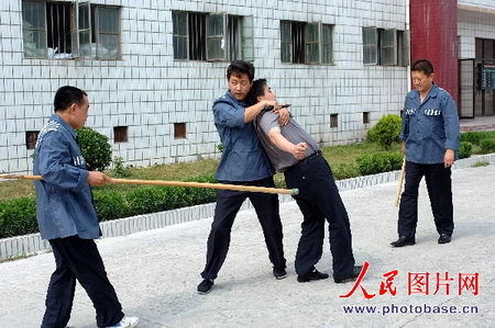 囚犯竟敢如此越狱