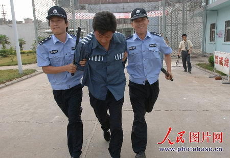 囚犯竟敢如此越狱