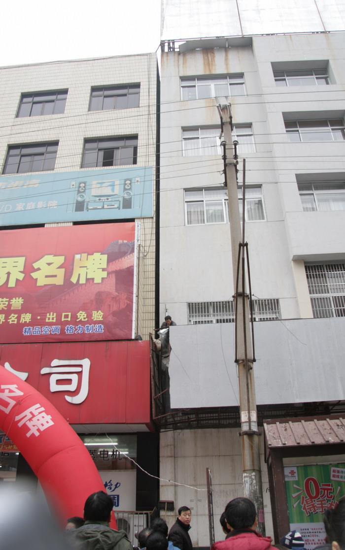 一民工从劳动路高楼摔下受伤