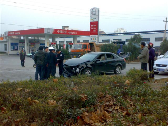 公路段的车子被撞翻了