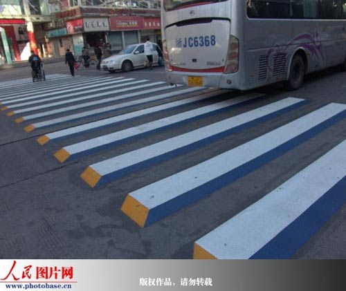 椒江解放南路上的立体斑马线