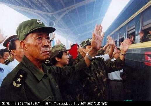 感动想哭的的照片 98九江抗洪抢险