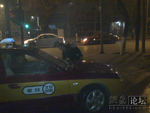 午夜2点背着孩子洗车的母亲