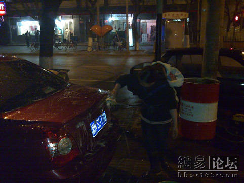 午夜2点背着孩子洗车的母亲