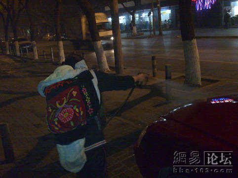 午夜2点背着孩子洗车的母亲