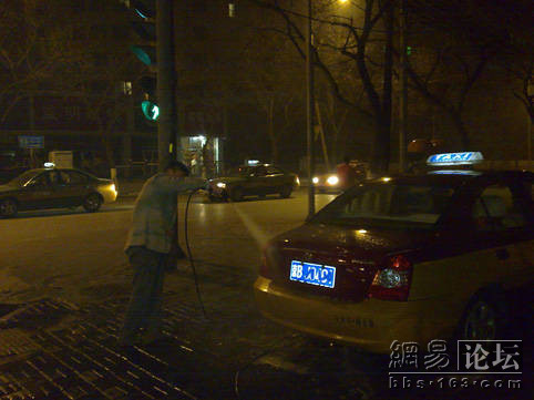 午夜2点背着孩子洗车的母亲