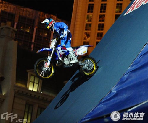 [转帖]组图：飞车狂人飞跃十层楼庆祝新年