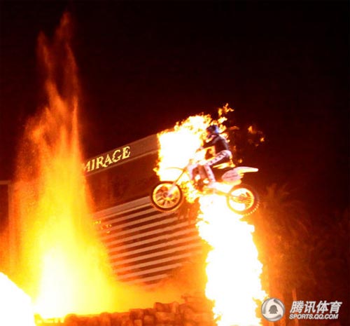 [转帖]组图：飞车狂人飞跃十层楼庆祝新年