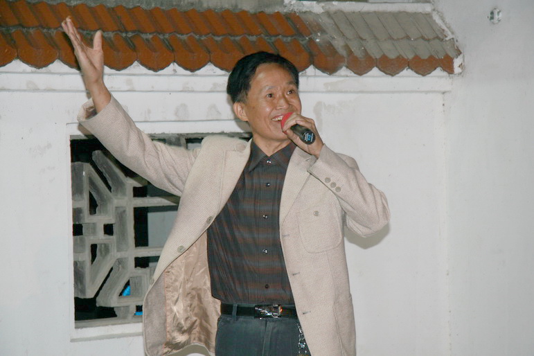 戏迷俱乐部在落雁社区演出照片
