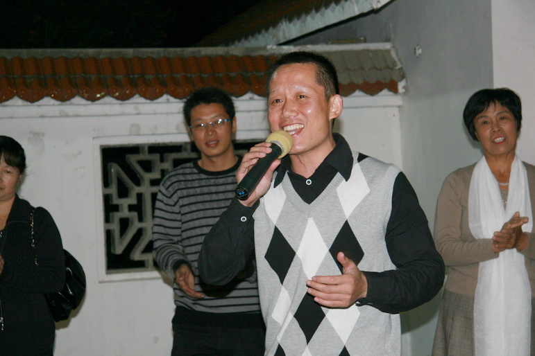 戏迷俱乐部在落雁社区演出照片