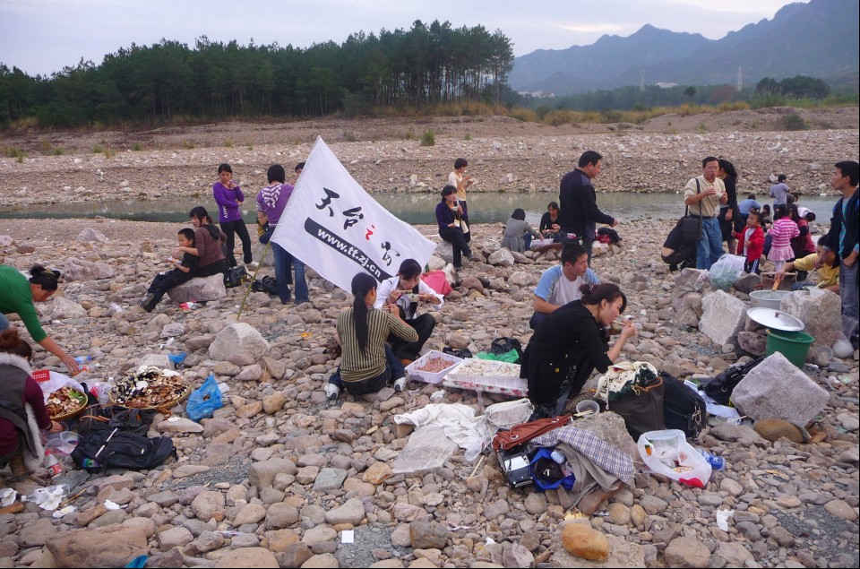 烧烤活动侧面摄影片片