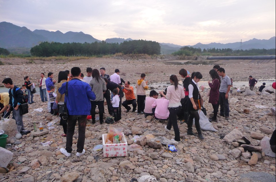 烧烤活动侧面摄影片片