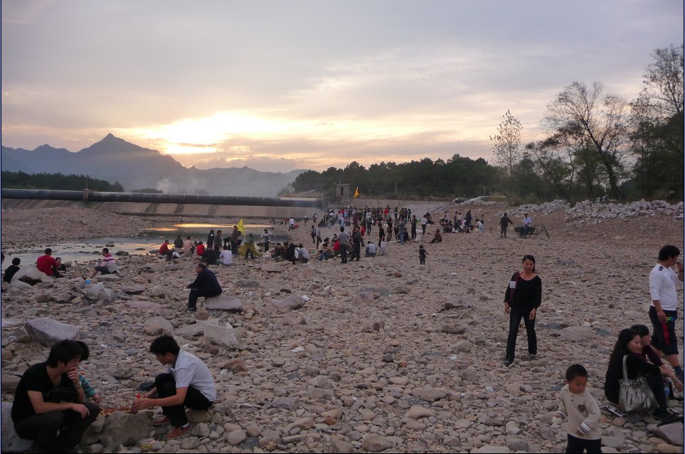 烧烤活动侧面摄影片片