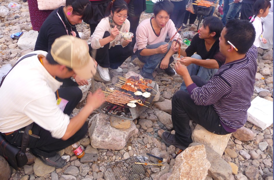 烧烤活动侧面摄影片片