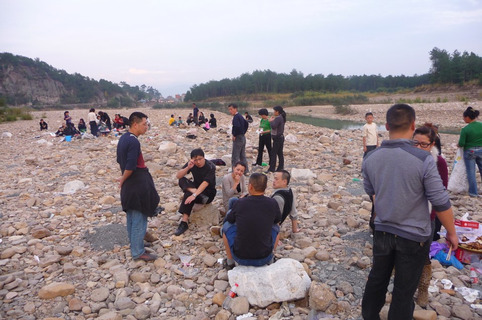 烧烤活动侧面摄影片片