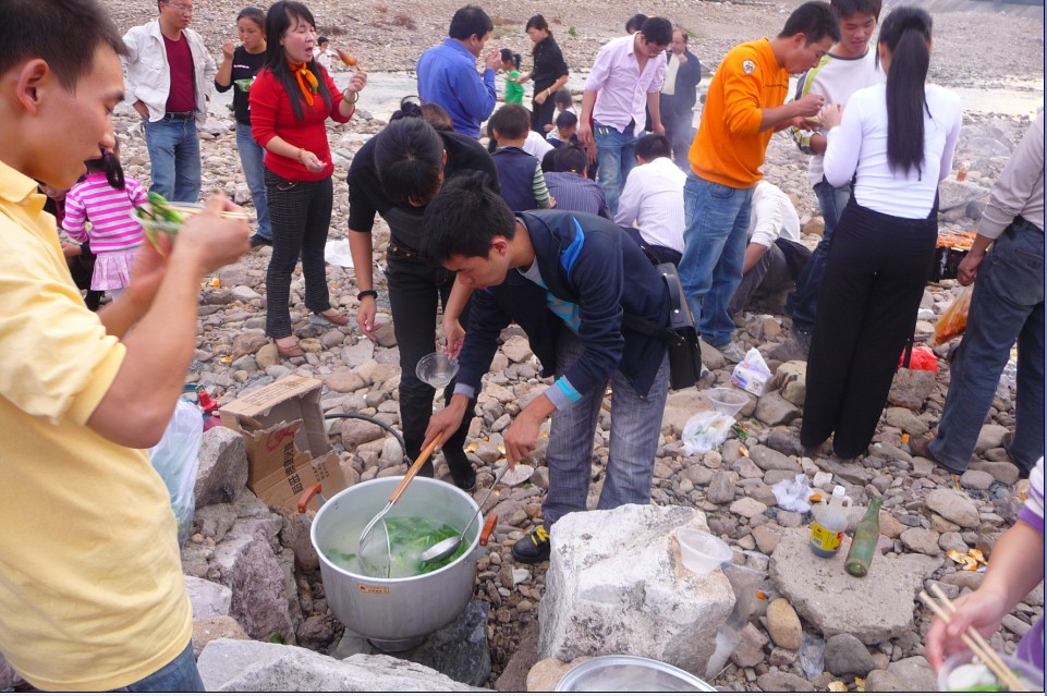 烧烤活动侧面摄影片片