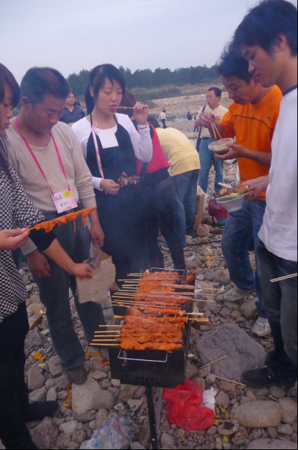 烧烤活动侧面摄影片片
