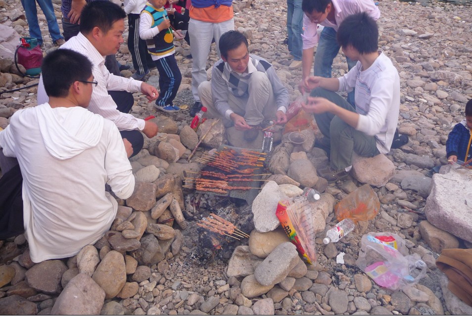 烧烤活动侧面摄影片片