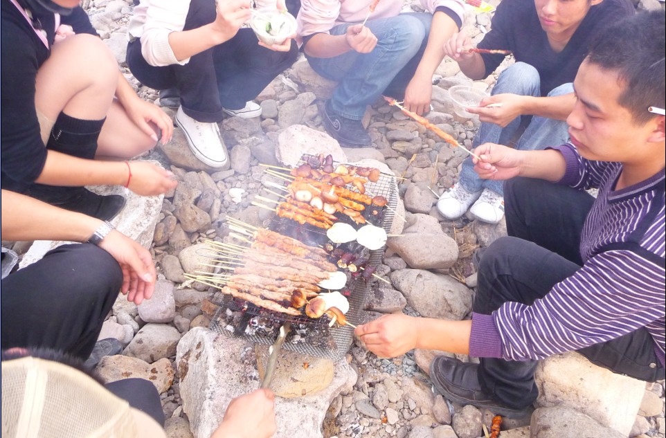 烧烤活动侧面摄影片片