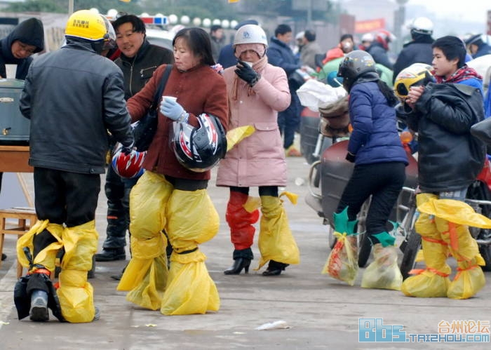 在寒风冷雨中，这恐怕是中国人最牛的回家方式！