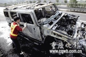 渝CG8888悍马突然起火烧成光架 价值140万