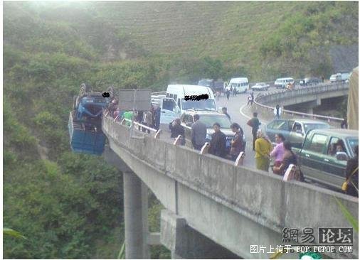 离奇恐怖的车祸现场（司机技术牛！）