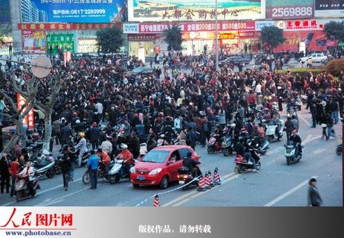 [转帖]四川南充数千市民围堵交通抗议城管暴力执法