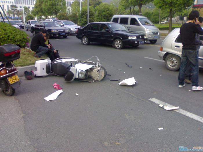 白云山南路发生一起车祸