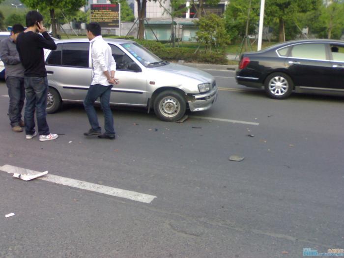 白云山南路发生一起车祸