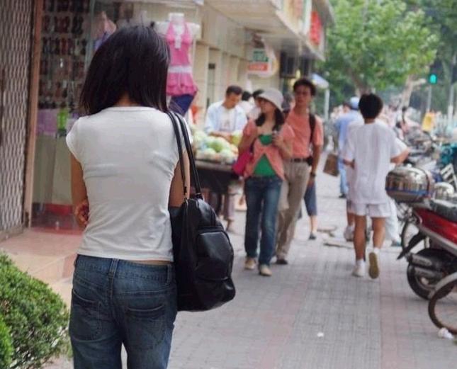 一般男人1秒之内就看出来什么掉了。