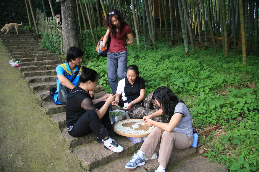 辛勤劳作的天台驴友俱乐部的月客人们