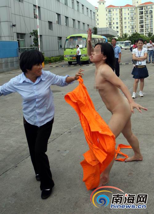 女子裸身追打民警