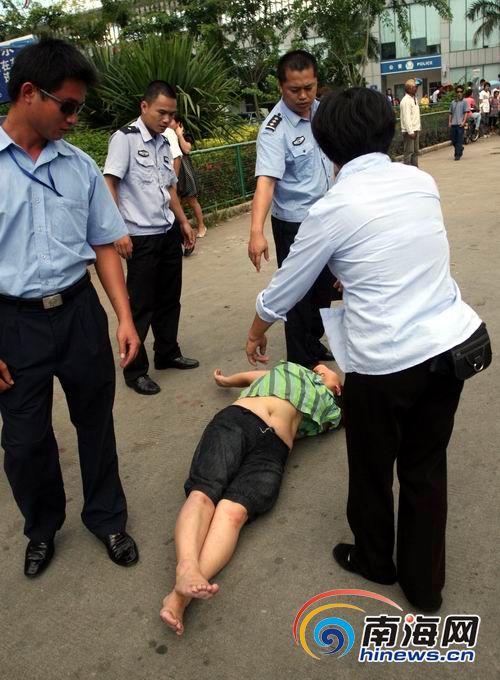 女子裸身追打民警