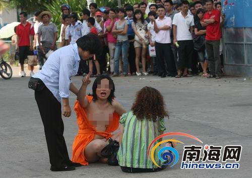 女子裸身追打民警