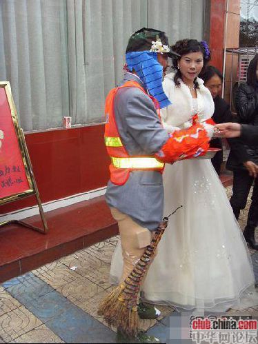 [转帖] 再现史上最雷新郎乞丐装扮迎娶新娘