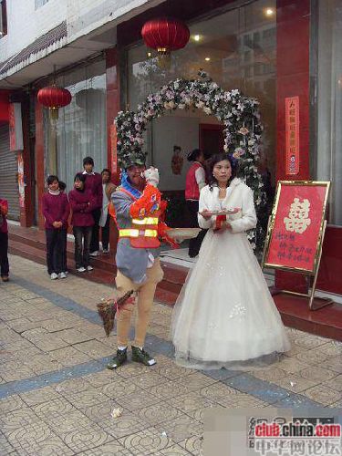 [转帖] 再现史上最雷新郎乞丐装扮迎娶新娘