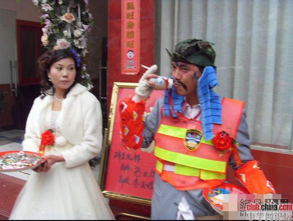 [转帖] 再现史上最雷新郎乞丐装扮迎娶新娘