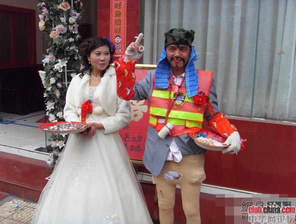 [转帖] 再现史上最雷新郎乞丐装扮迎娶新娘