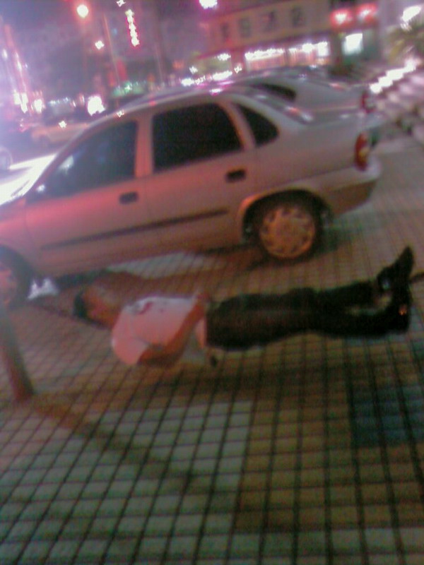 赤城路商业银行门口惊现牛人