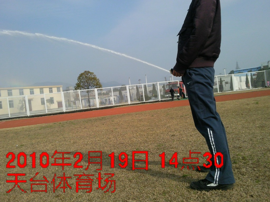 发生在体育场的恶搞照！不知能否发成功