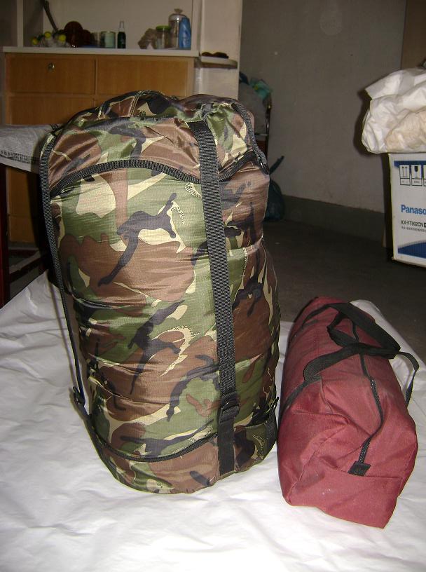 我的装备之一：军用睡袋、防潮垫