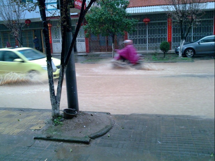 房屋开放商把洪水引进了居民家!