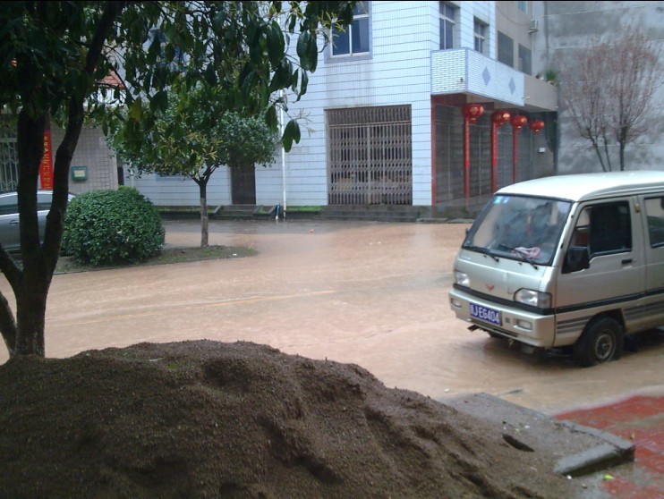 房屋开放商把洪水引进了居民家!