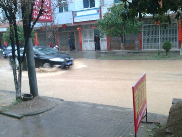 房屋开放商把洪水引进了居民家!