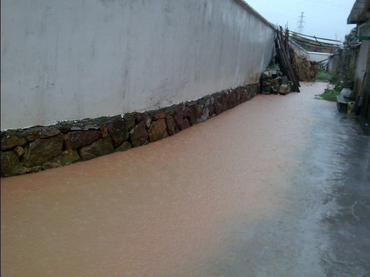 房屋开放商把洪水引进了居民家!