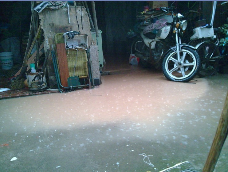 房屋开放商把洪水引进了居民家!