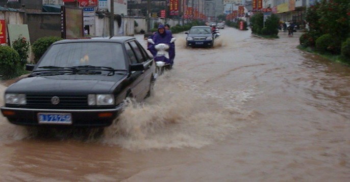 房屋开放商把洪水引进了居民家!